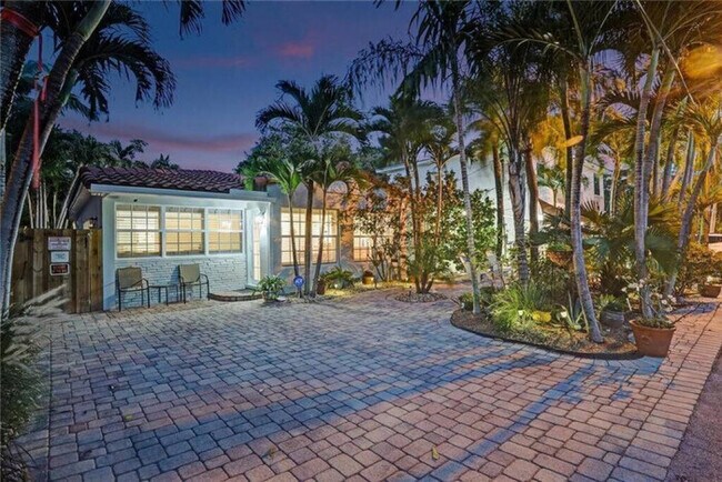 Building Photo - Chic Victoria Park 3BR-2BA w/ Heated Pool ...