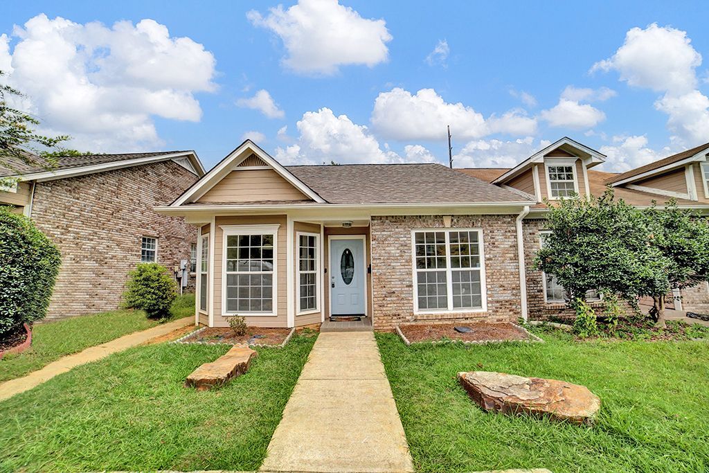 Primary Photo - 108 Chase Creek Cir