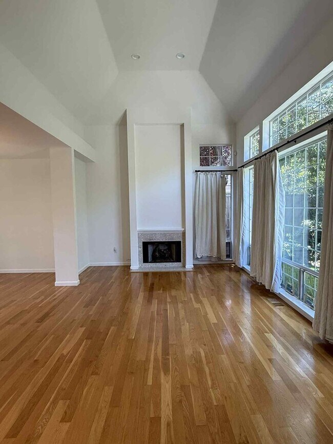 Foto del edificio - Tucked-Away Tudor Gem Near Atherton
