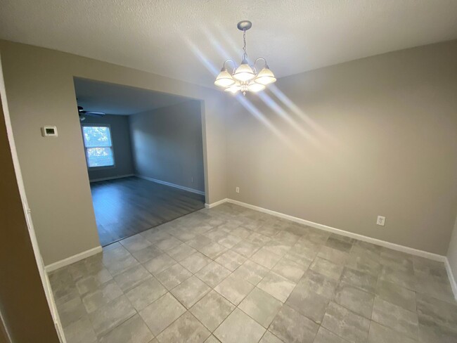 Foto del edificio - NEW LISTING - Updated Townhome Available f...