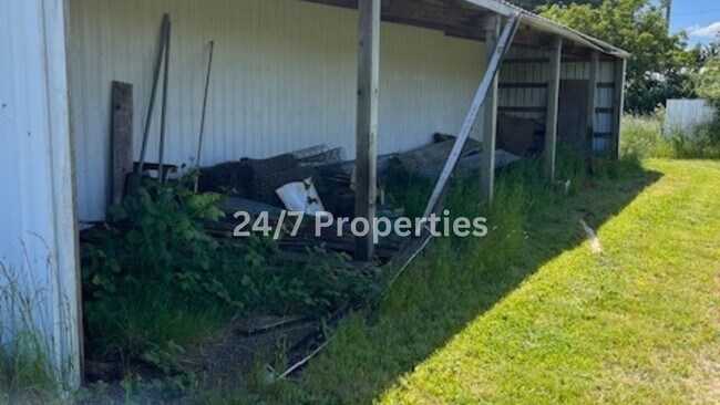 Building Photo - 3BD | 1.5 BA  40+ Acres + Shop - Possible ...