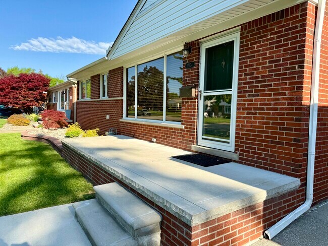 Foto del edificio - 17104 Englewood Ave