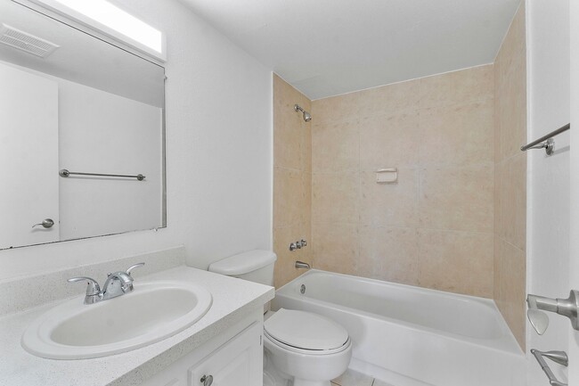 Foto del edificio - 1-Bedroom, 1-Bathroom Apartment in North M...