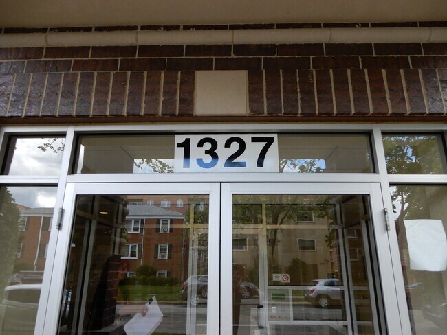 Building Photo - 1327 Brown St