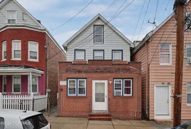 Building Photo - 729 Cortlandt St