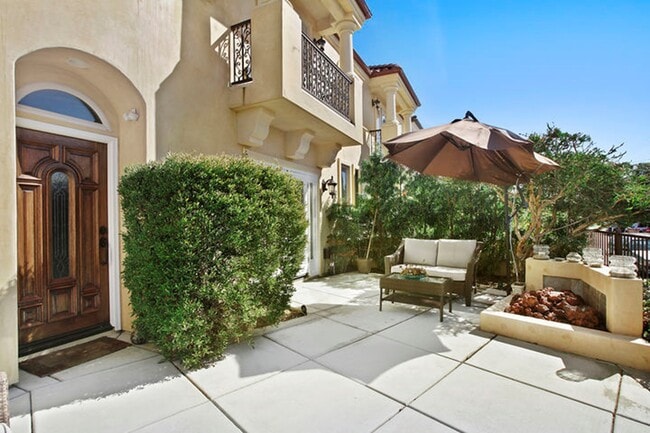 Front Patio with Firepit - 3312 Clay St Townhome