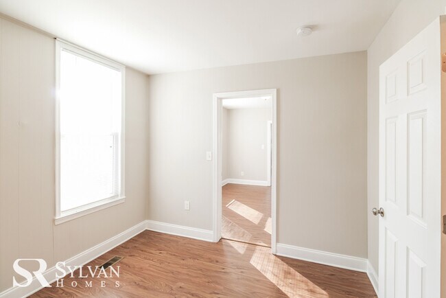 Building Photo - 4BR 2BA Rosedale home