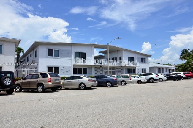 Foto del edificio - 7430 Byron Ave