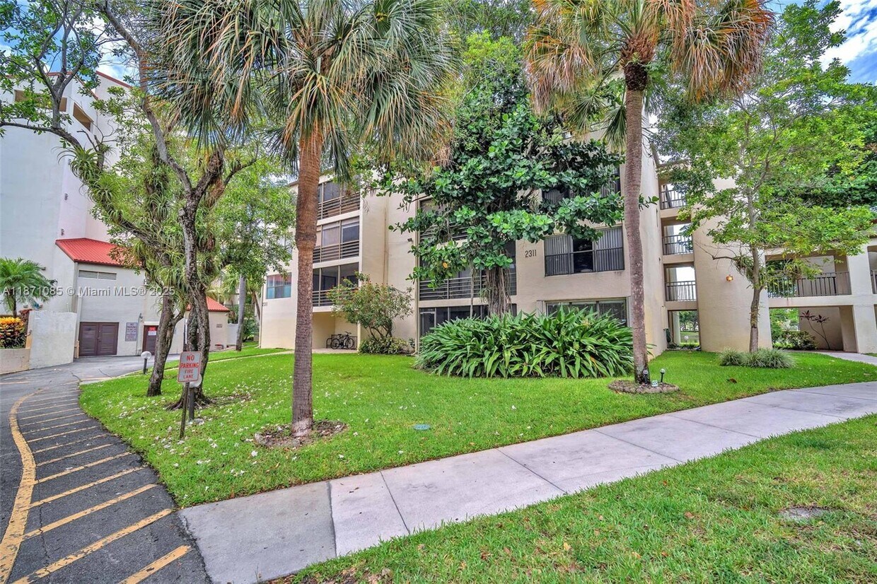 Foto principal - 2311 S Cypress Bend Dr