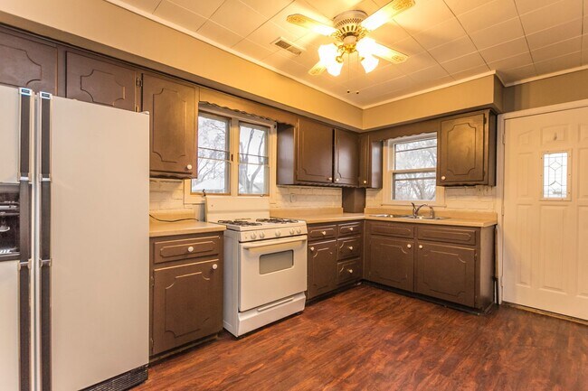 Foto del edificio - Spacious 4 bedroom 1 bath home- Located on...