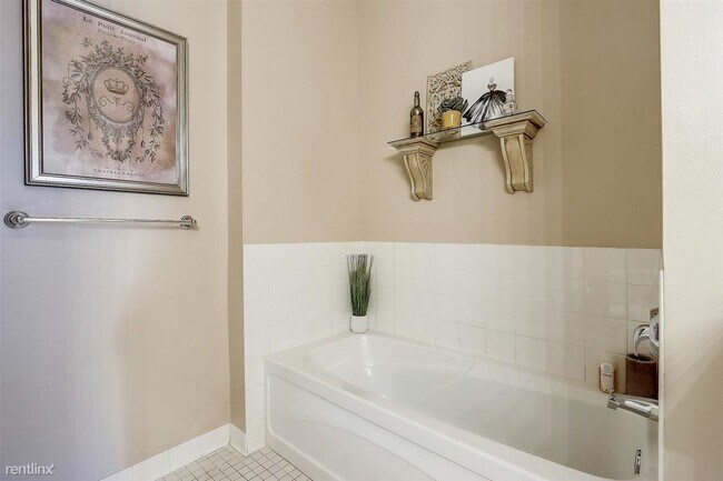 Building Photo - 1 br, 1.5 bath Condo - 301 Clifton Ave