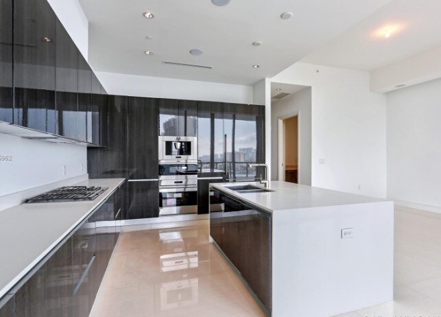 Foto del edificio - 3250 NE 188th St