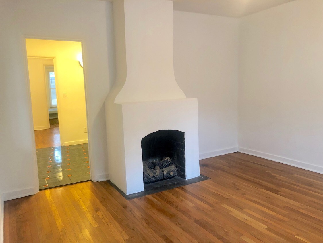 Primary Photo - 433 E 23rd St