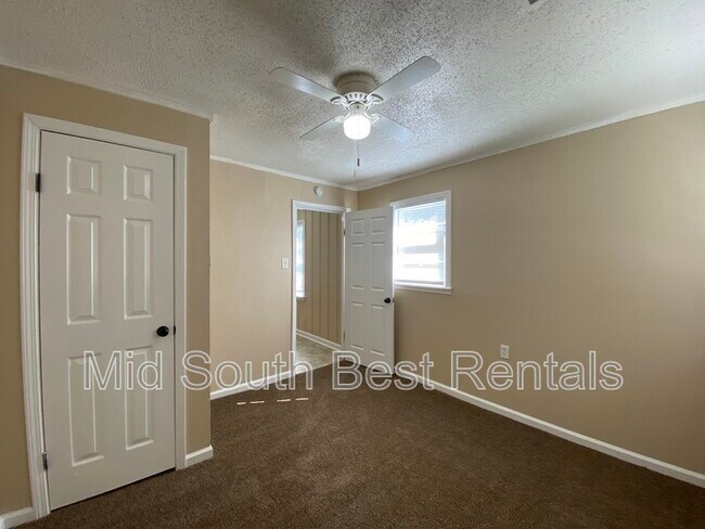 Building Photo - 2108 Driftwood Ave
