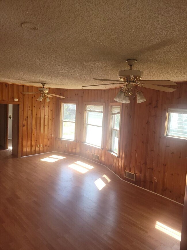 Foto del edificio - 3 bedroom, 1 bathroom Townhouse--Ready for...