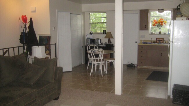 Foto del edificio - 323 N Columbine St