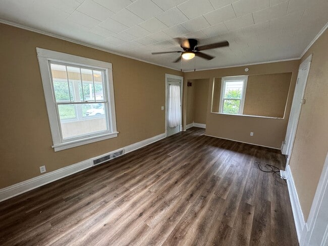 Building Photo - Beautiful 2-bedroom House in Moline with L...