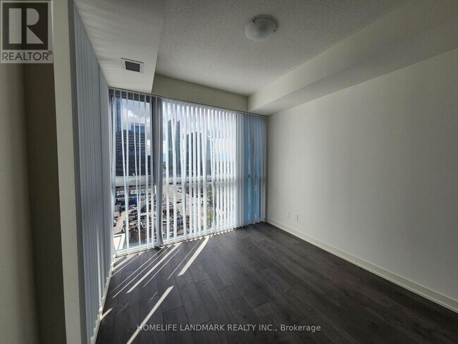 Photo du bâtiment - 4955 Yonge St