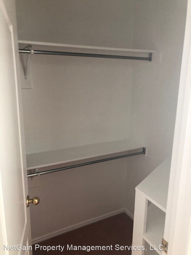 Foto del edificio - 3 br, 3 bath House - 646 W Greens Lake Dr