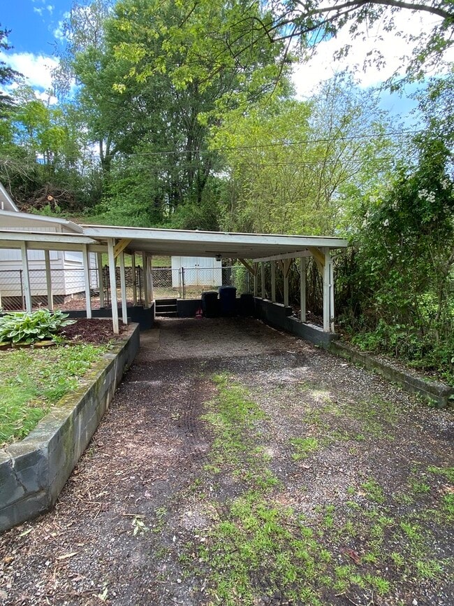 Building Photo - 3 bedroom 1.5 bathrooms ranch style home