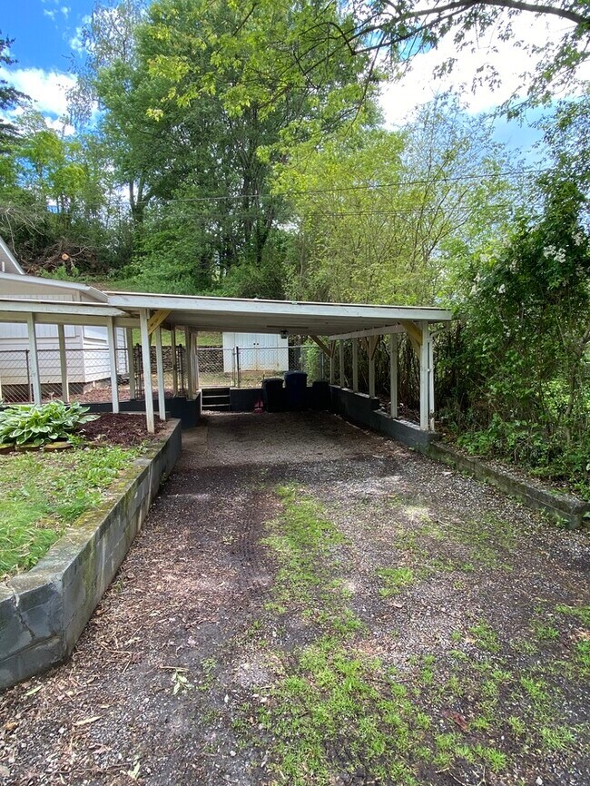 Foto del edificio - 3 bedroom 1.5 bathrooms ranch style home