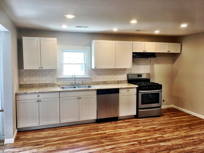 Foto del edificio - Beautifully Remodeled and Rent Ready.