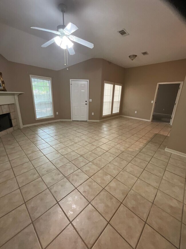Building Photo - Cute Little Rental in Brandon