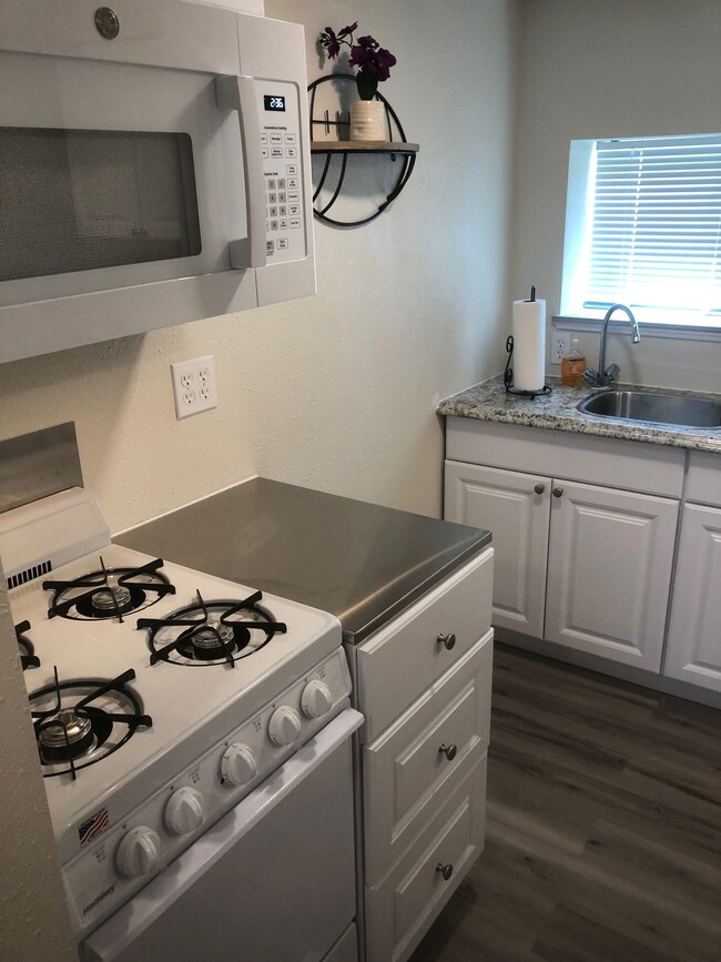 Kitchen - 1207 18 Rd