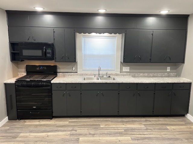 Kitchen - spacious counters - 315 W Spring St