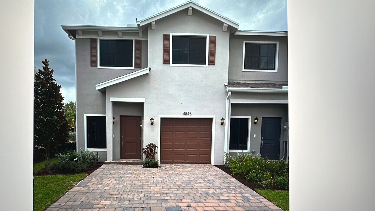 Foto principal - 4885 Dillon Ave NW
