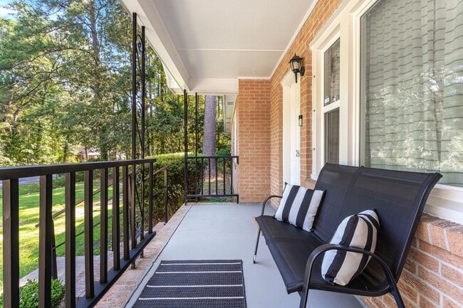 Foto del edificio - Classic Brick Ranch with Modern Updates and Expansive Backyard