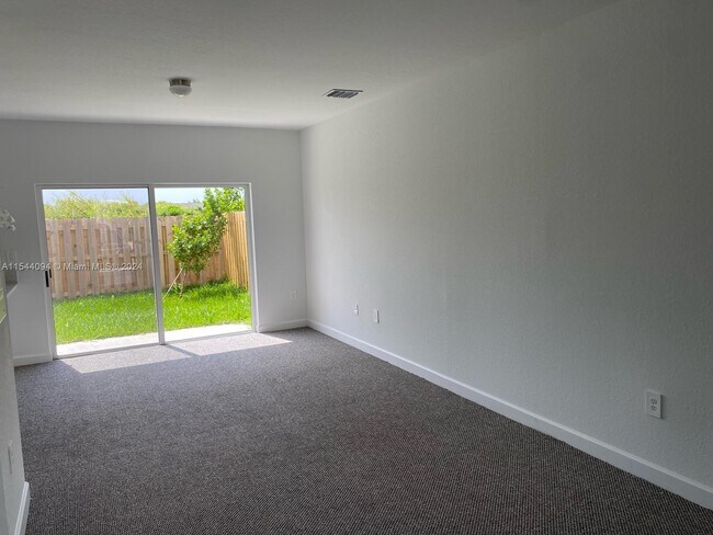 Foto del edificio - 388 NW 12th Pl
