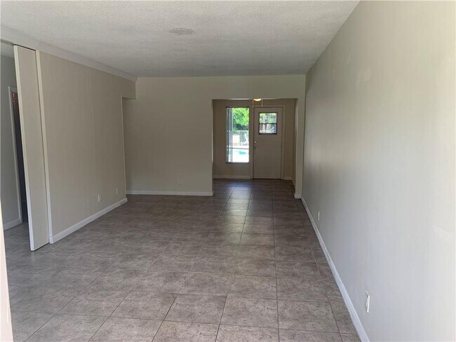 Foto del edificio - 6851 Cypress Rd