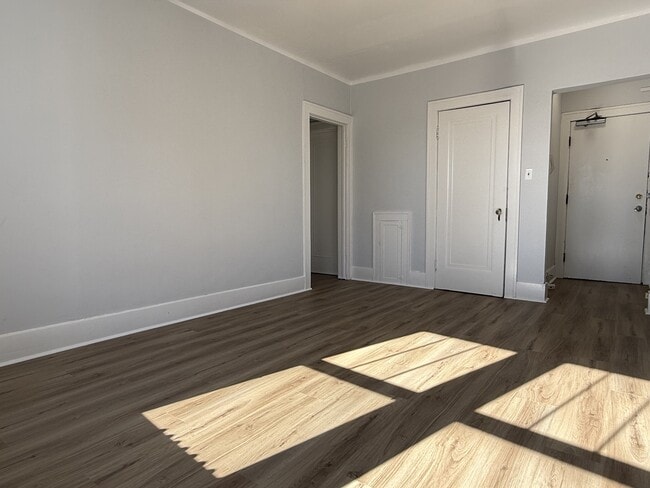 Building Photo - 524 Pitt St W