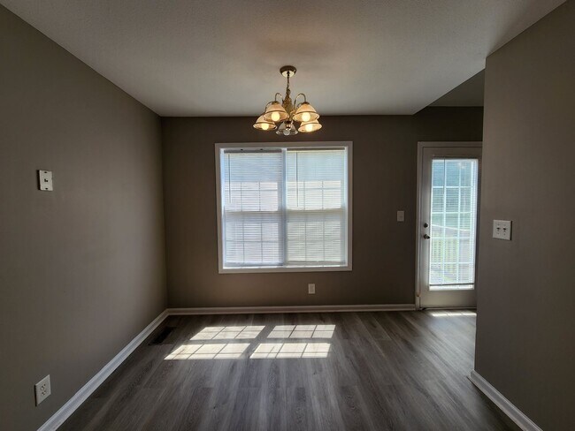 Foto del edificio - $1700 - 3 Beds 2 Bath + Bonus Room