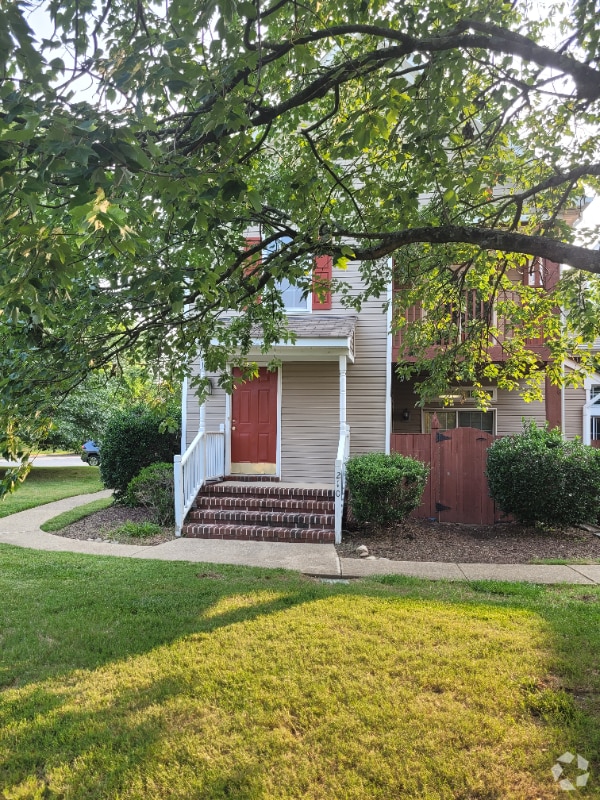Building Photo - 210 Primrose Ln