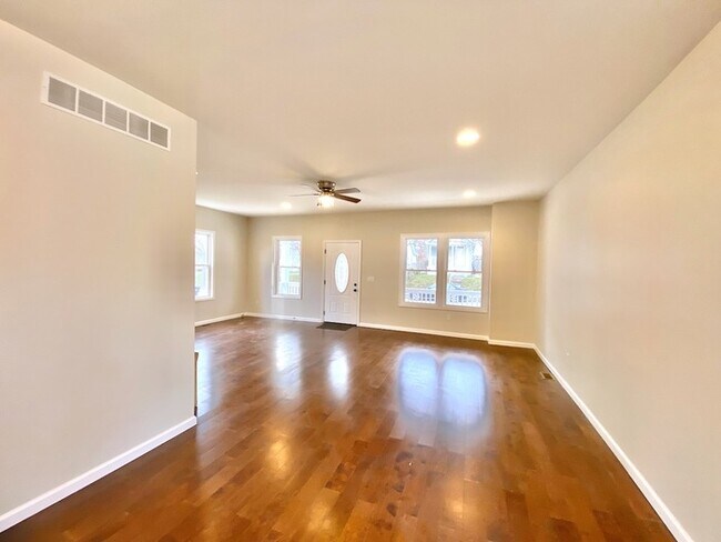 Building Photo - STUNNING Madisonville Home!