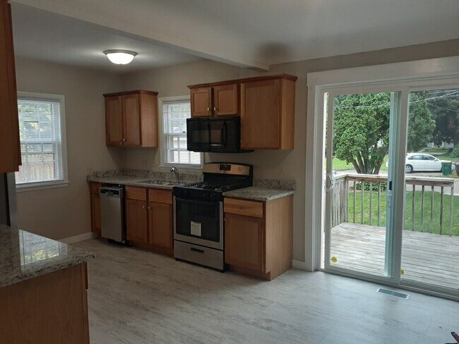 Building Photo - Freshly updated 3 Bed/1.5 Bath House- Robb...