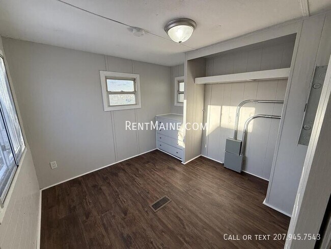 Foto del edificio - 681 Main Rd N