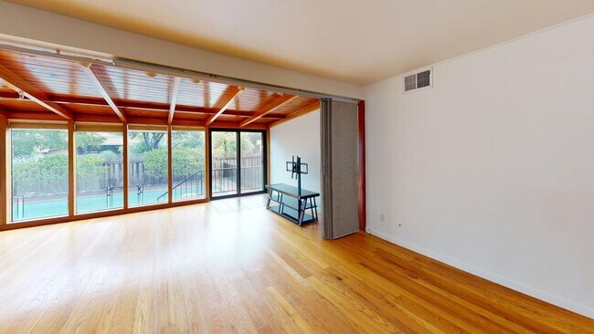 Foto del edificio - Sunny Greenbrae Single-Level with Pool + K...