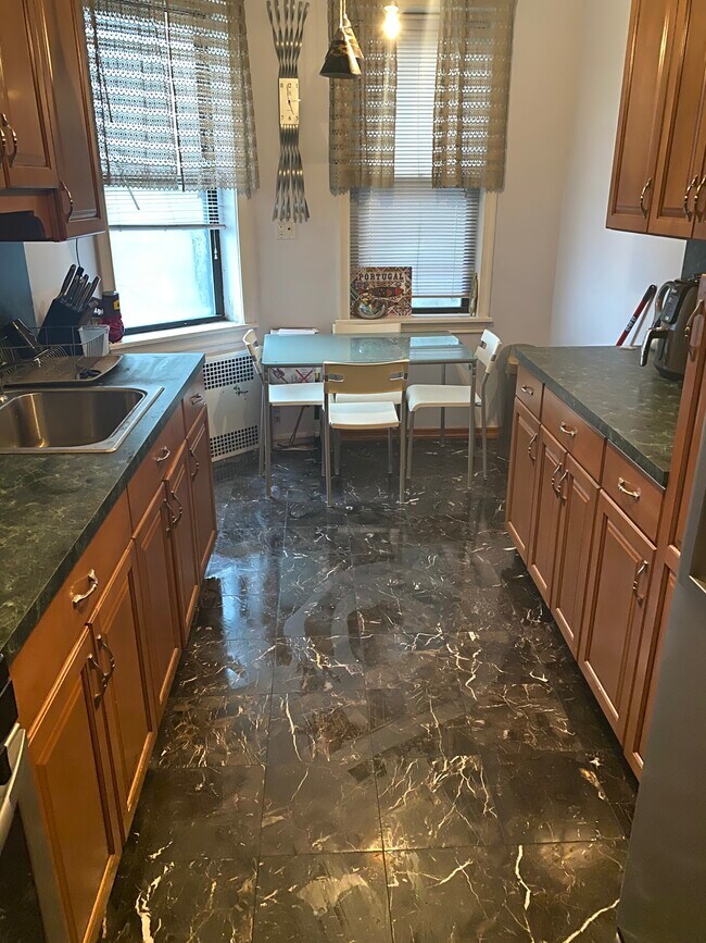 Building Photo - 1053 E 13th St