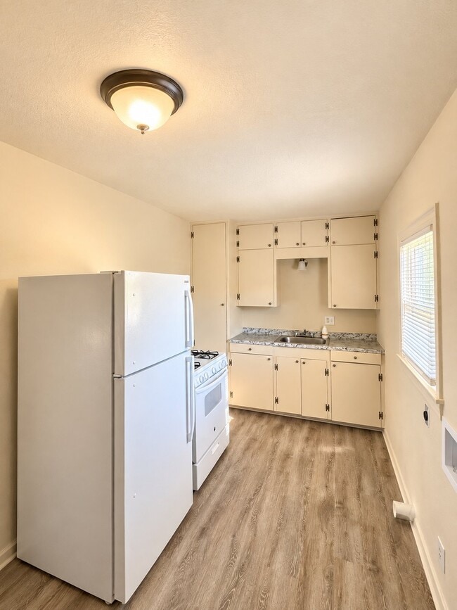 Building Photo - 300 Delmar Ct