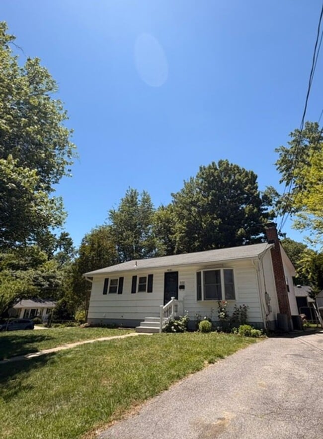 Photo - 900 Neal Dr House