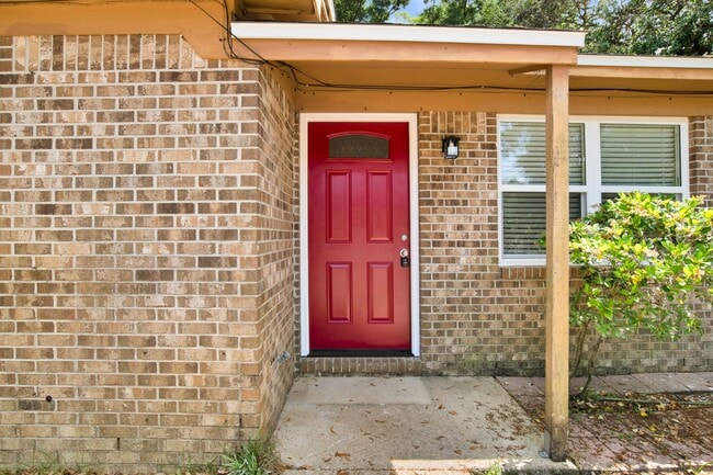 Building Photo - Beautifully Renovated Duplex with Private ...
