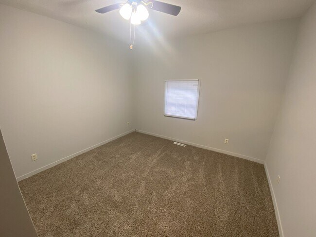 Building Photo - Newly renovated home