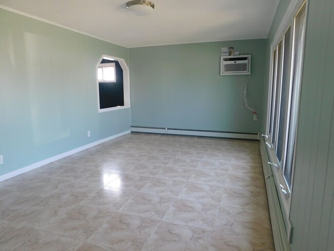 Building Photo - Beautifully Renovated 2 Bedroom