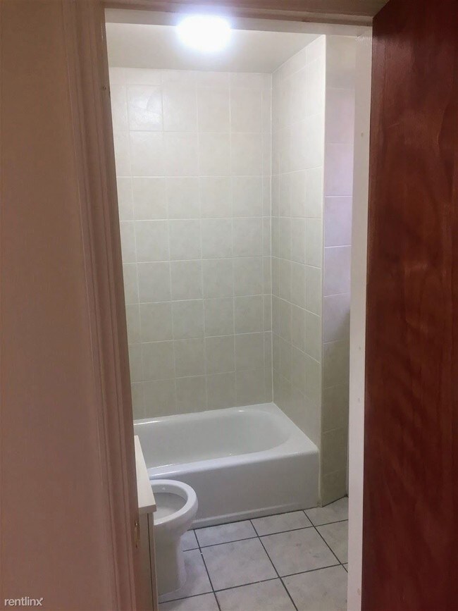 Foto del edificio - 1 br, 1 bath Apartment - 6607 Broadway Apt A5