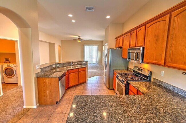 Building Photo - House For Rent