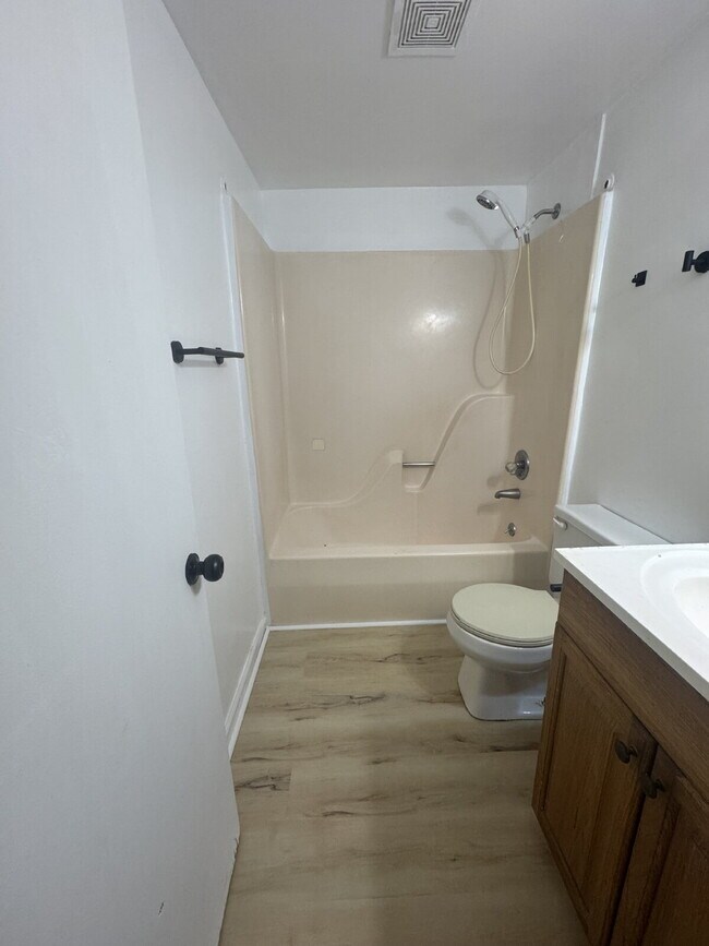 Building Photo - Newly remodeled apartment