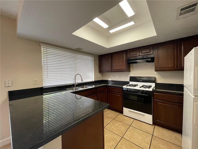 Building Photo - 5912 Hidden Valley Trl